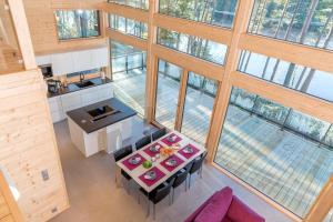Posezení v ubytování Mustikkakallio Luxury Villa