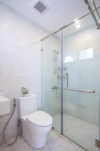 Bilik mandi di Căn hộ 2 phòng ngủ trực biển Quy Nhơn, TMS Pullman căn góc