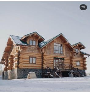 Strizhevka的住宿－Дом для отдыха Lake House，冬季雪地小木屋