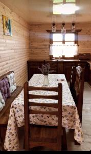 Strizhevka的住宿－Дом для отдыха Lake House，一张餐桌,上面有花瓶