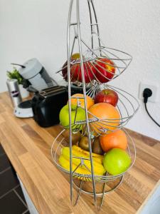 a bowl of fruit on top of a counter at KMHosting modern & gemütlich im Zentrum in Chemnitz