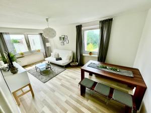 a living room with a table and a couch at KMHosting Deluxe 2-Bedroom Apartment Full Kitchen im Zentrum in Chemnitz