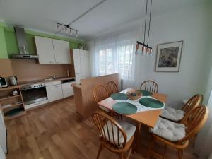 cocina y comedor con mesa y sillas en Ferienwohnung Sonne, en Waidhofen an der Ybbs