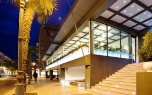un edificio con una escalera fuera de él por la noche en Palazzo Virgilio, en Brindisi