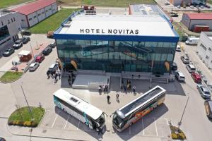 un autobús estacionado frente a un hotel novas en Hotel Novitas Livno, en Livno