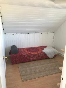 een slaapkamer met een bed in een kamer met een raam bij Seaside Top in Thisted