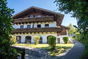 duży dom z drewnianym dachem w obiekcie Ferienwohnung Freudensee im Bayerischen Wald - Pool, Sauna w mieście Hauzenberg