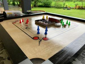 - une table avec un jeu d'échecs dans l'établissement Sarovar's Nest, à Avas