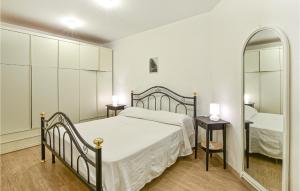 ein Schlafzimmer mit einem Bett und einem großen Spiegel in der Unterkunft Beautiful Home In Pozzallo With Wifi in Pozzallo