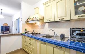 eine Küche mit Spüle und Mikrowelle in der Unterkunft Beautiful Home In Pozzallo With Wifi in Pozzallo