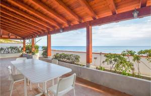 einen Tisch und Stühle auf einer Terrasse mit Meerblick in der Unterkunft Beautiful Home In Pozzallo With Wifi in Pozzallo
