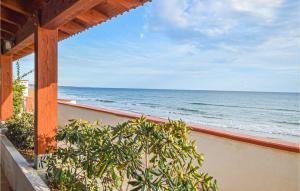 ein Blick auf das Meer vom Balkon eines Hauses in der Unterkunft Beautiful Home In Pozzallo With Wifi in Pozzallo