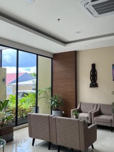 Area tempat duduk di Grand Papua Hotel Sentani