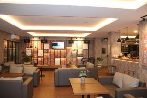 Grand Papua Hotel Sentani tesisinde lounge veya bar alanı