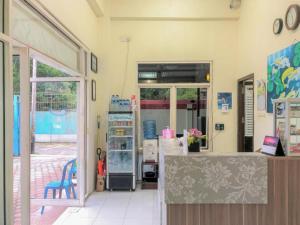 Hotel Lido 88 Sorong Mitra RedDoorz في سورونغ: متجر مع كونتر في غرفة