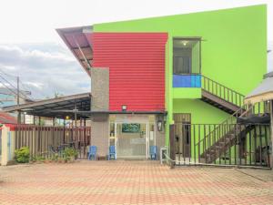 um edifício colorido com um vermelho e verde em Hotel Lido 88 Sorong Mitra RedDoorz em Sorong