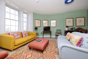 sala de estar con 2 sofás y sofá amarillo en JOIVY Inviting flat near city centre, en Edimburgo