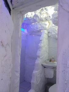 uma casa de banho branca com um WC e um lavatório em Glamping Spa & Coffee Tour em Medellín