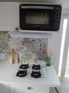 a white stove top with a microwave above it at Eden 122 in Albi