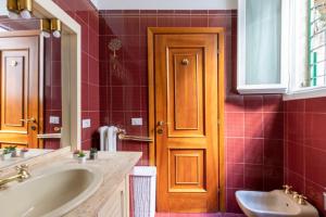 Ένα μπάνιο στο iFlat Delightful apartment view colosseum +18 φωτογραφίες