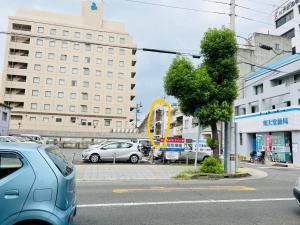 un semáforo con coches estacionados en un estacionamiento en 福宿 Fukuinn 302号室, en Takamatsu