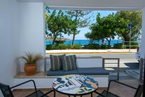 un patio con banco, mesa y sillas en Dream place, en Agios Nikolaos