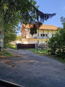 Das Gebäude in dem sich die Ferienwohnung befindet