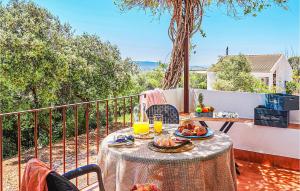 einen Tisch mit Speisen und Getränken auf dem Balkon in der Unterkunft Awesome Home In Estepa With Kitchenette in Estepa