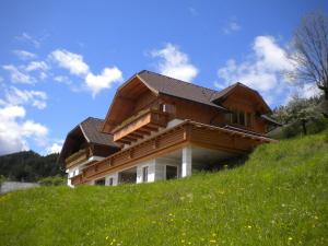 una casa en la cima de una colina en Höhenstein, en Lunz am See