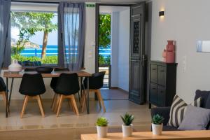 Sala de estar con mesa y sillas y vistas al océano en Dream place, en Agios Nikolaos
