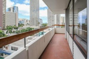 einen Balkon mit Stadtblick in der Unterkunft Mid Century Modern Tropical Getaway 30 plus night rental in Honolulu