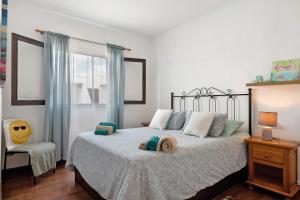um quarto com uma cama com duas toalhas em Casa Luz Elena em Puerto del Carmen
