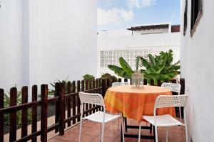 une table et des chaises sur une terrasse avec une clôture dans l'établissement Casa Luz Elena, à Puerto del Carmen