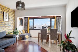 een woonkamer met een tafel en stoelen bij Casa Luz Elena in Puerto del Carmen