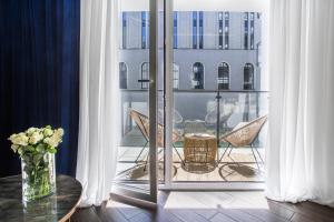 a room with a table and chairs on a balcony at Luksusowy Apartament Przy Filharmonii in Katowice