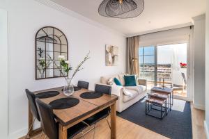 - un salon avec une table et un canapé dans l'établissement Sunlit 2 BDRM Apt with View in Centro Plaza, à Marbella