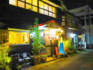 una pequeña casa con luces en el lateral de un edificio en Guesthouse TOKIWA - Vacation STAY 01074v, en Fujinomiya