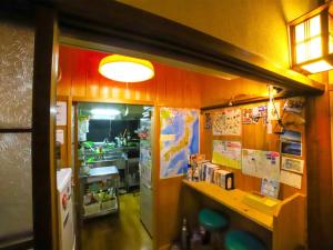 Guesthouse TOKIWA - Vacation STAY 01074v في فوجينوميا: مطعم وجبات سريعة مع كونتر في مطبخ