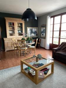 uma sala de estar com uma mesa e uma sala de jantar em Villa de la Plage em Grosseto-Prugna