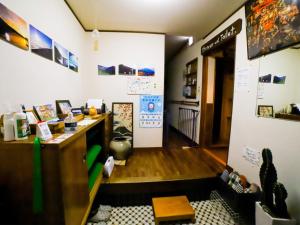 een kantoor met een bureau in een kamer bij Guesthouse TOKIWA - Vacation STAY 01079v in Fujinomiya
