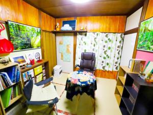 富士宮市にあるGuesthouse TOKIWA - Vacation STAY 01079vの椅子とテーブルが備わる部屋