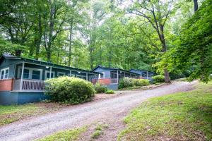 Κήπος έξω από το Foggy Bottom Cabins