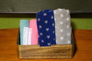 eine Holzkiste mit amerikanischer Flagge auf einem Tisch in der Unterkunft Guesthouse TOKIWA - Vacation STAY 43369v in Fujinomiya