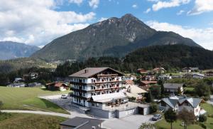 una vista aerea di un edificio con montagne sullo sfondo di Hotel Erika ad Arzl im Pitztal