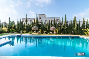 une grande piscine en face d'un bâtiment dans l'établissement Sunlit 2 BDRM Apt with View in Centro Plaza, à Marbella