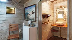 uma cozinha com um frigorífico e uma parede de madeira em Grand Kaz'Amour - 3 étoiles em Bouillante