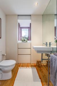 łazienka z toaletą i umywalką w obiekcie Casa Castel'Rei w mieście Guimarães