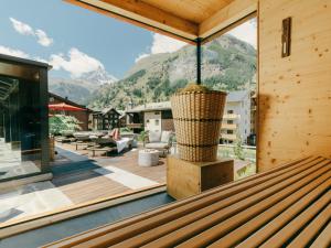 a house with a view of a mountain at BEAUSiTE Zermatt in Zermatt +161 photos