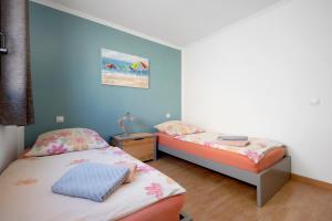 une chambre avec deux lits et un tableau au mur dans l'établissement Casa Luz de Luna, à La Orotava