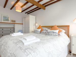 sypialnia z dużym białym łóżkiem z poduszkami w obiekcie College View 2 Lower w mieście Kingswear